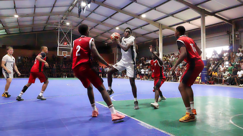 St Charles captain Tividar Maphosa gave it his all, but Maritzburg College dominated the 1st team basketball game and recorded an emphatic win. (Photo: Duncan Andrew)