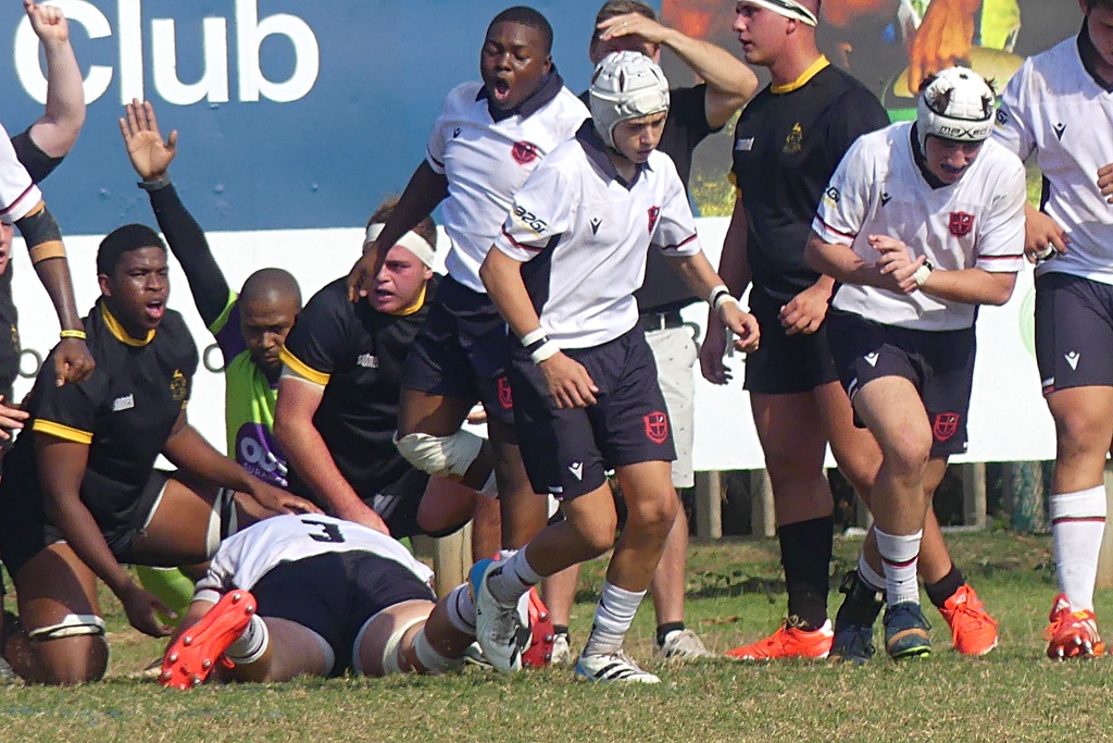 On the spot, the referee signals a try by Clifton's Trent Bam. (Photo: Brad Morgan).
