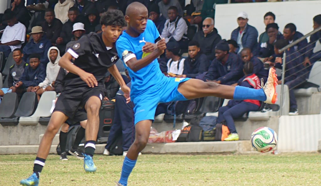 In a closely contested quarterfinal clash, Hilton College pressed Edendale Technical High hard, but Edendale's defence stood firm and they edged out the home side. (Photo: Brad Morgan).
